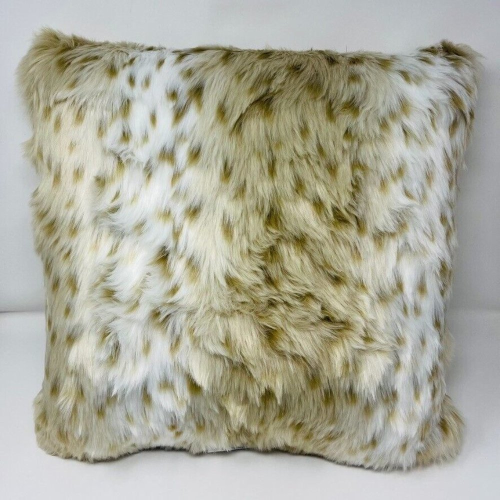 ThresHold Toss Pillow Faux Fur Face and Reverse 18 x 18 inches